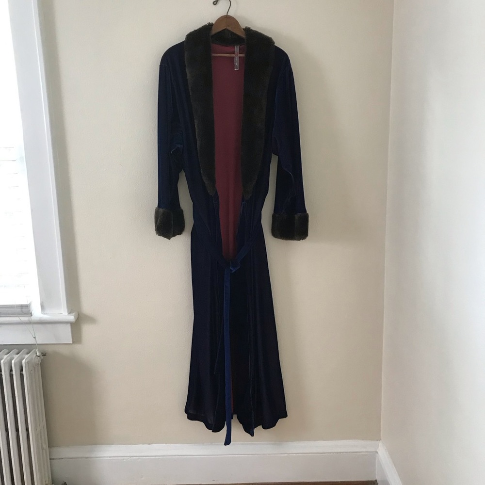 Elegant Navy Blue Robe with Faux Fur Trim